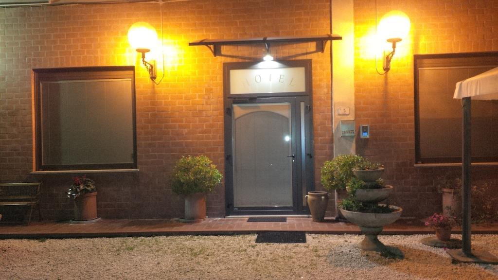 Albergo Ristorante La Greppia Montedivalli Chiesa Exterior foto